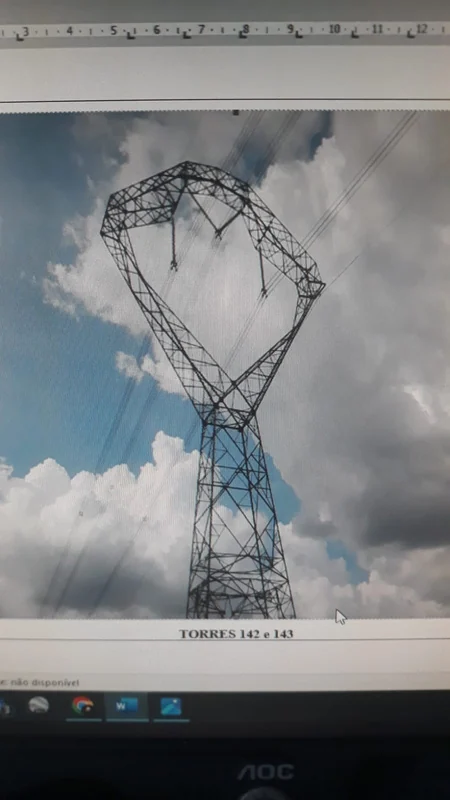 Registro de imagem de torre de transmissão exibida em tela no portfólio